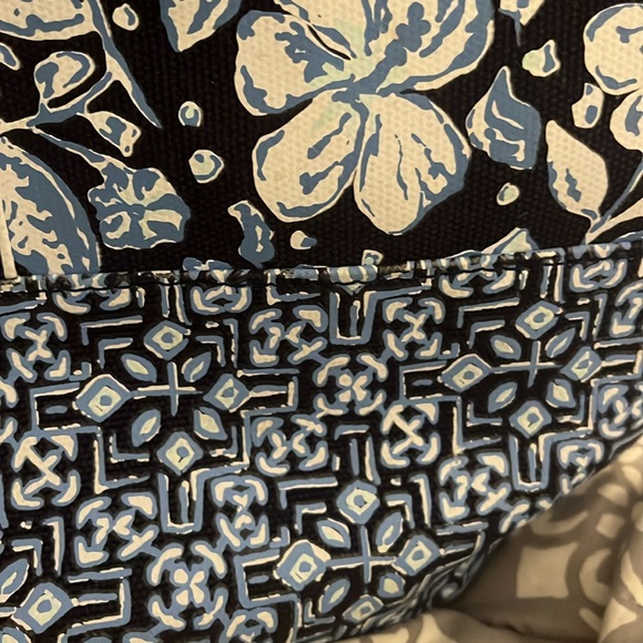 Vineyard vines Extra Large Tote with Leather Handles - Picture 3 of 5